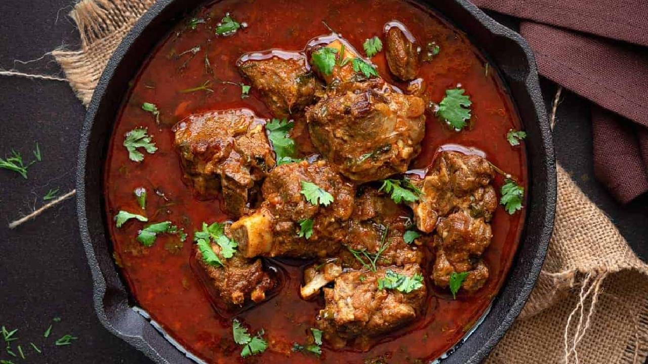 मंद आचेवर शिजवणे (Slow Cooking): कुकरमध्ये मटण लवकर शिजत असले, तरी जर शक्य असेल तर मटण मंद आचेवर (Slow cook) शिजवावे. मंद आचेवर हळूहळू शिजल्याने मसाल्यांची चव मटणाच्या आतपर्यंत व्यवस्थित मुरते.