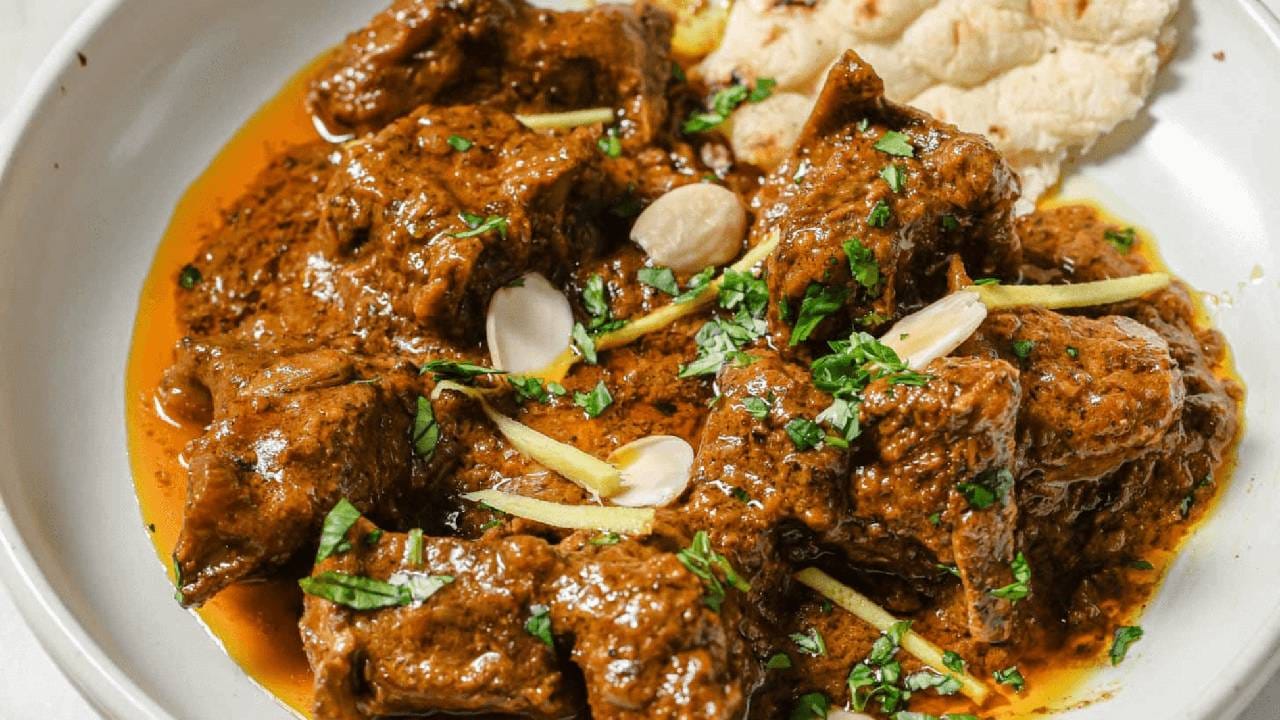 muttonशेवटची फिनिशिंग टच: मटण पूर्ण शिजल्यानंतर गॅस बंद करण्यापूर्वी त्यात थोडी रोस्ट केलेली कसूरी मेथी आणि वरून एक चमचा गाईचे तूप सोडा. यामुळे हॉटेलसारखा अप्रतिम सुवास आणि दाटपणा ग्रेव्हीला येतो.