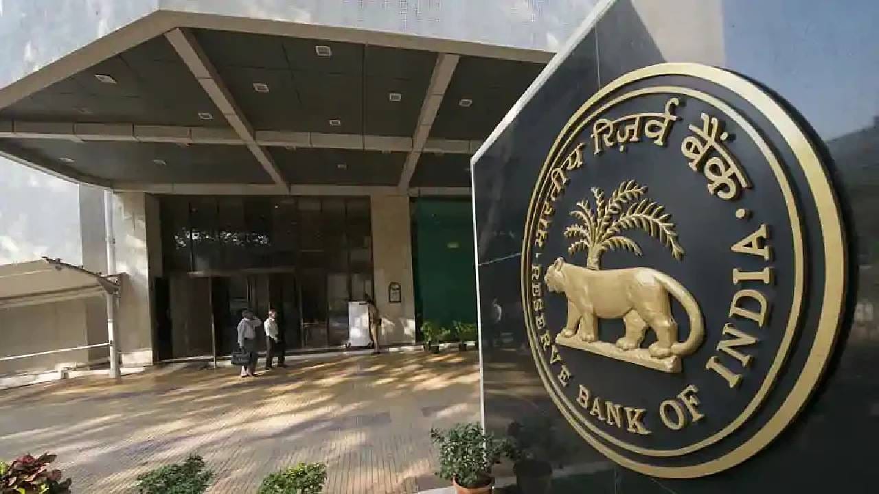 आर्थिक तज्ज्ञांच्या मते, आरबीआयची भरपाई प्रणाली एका निश्चित कालावधीवर आधारित आहे. याचा अर्थ असा की, जर बँकेने एखाद्या विशिष्ट बँकिंग सेवेसाठी निश्चित कालावधी ओलांडला, तर ग्राहक संबंधित नियमांनुसार दैनिक भरपाईसाठी पात्र ठरू शकतो.