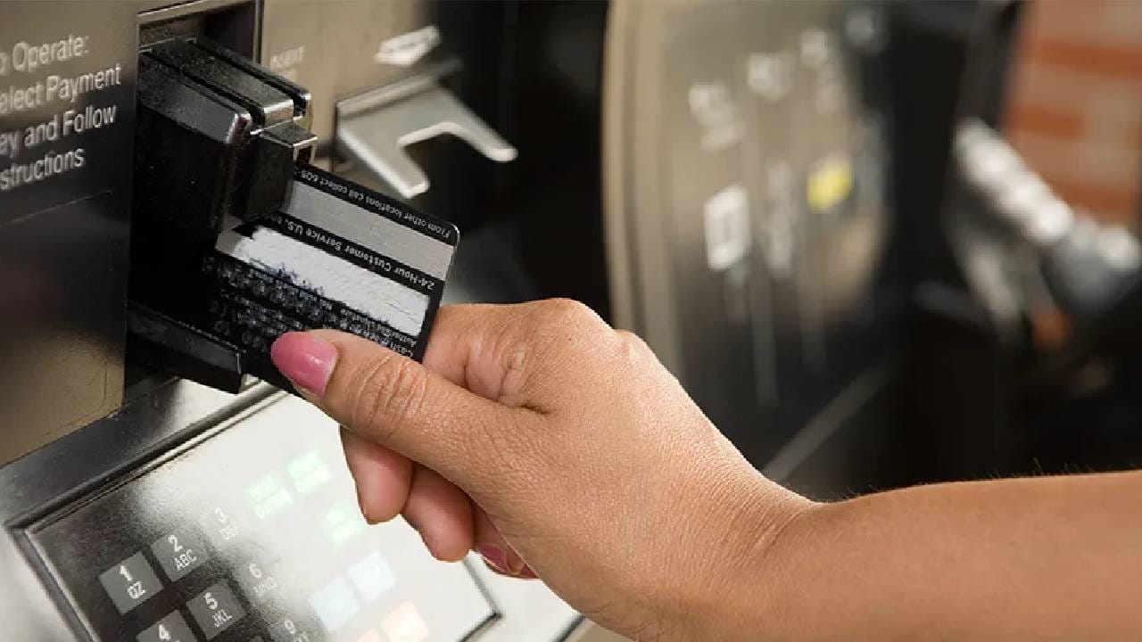 १. UPI, ATM किंवा डिजिटल पेमेंट अयशस्वी होणे: जर तुम्ही UPI, ATM, कार्ड किंवा इतर कोणत्याही डिजिटल माध्यमाद्वारे पेमेंट केले आणि रक्कम तुमच्या खात्यातून वजा झाली, परंतु व्यवहार पूर्ण झाला नाही, तर बँकेला विहित वेळेत ही समस्या सोडवणे आवश्यक आहे. RBI च्या मार्गदर्शक तत्त्वांनुसार, बँकांना साधारणपणे 'T+1' किंवा 'T+5' दिवसांच्या आत पैसे परत करणे आवश्यक असते. जर बँक या कालावधीत रक्कम परत करण्यात अयशस्वी ठरली, तर तिला दररोज ₹100 ची भरपाई द्यावी लागू शकते. बऱ्याच प्रकरणांमध्ये, ग्राहकाच्या कोणत्याही विशिष्ट विनंतीशिवाय बँकेला ही भरपाई द्यावी लागते. तथापि, अनधिकृत व्यवहारांच्या बाबतीत, ग्राहकाची जबाबदारी विशिष्ट परिस्थितीवर अवलंबून असते; त्यामुळे, अशा परिस्थितीत भरपाईचे नियम वेगळे असू शकतात.