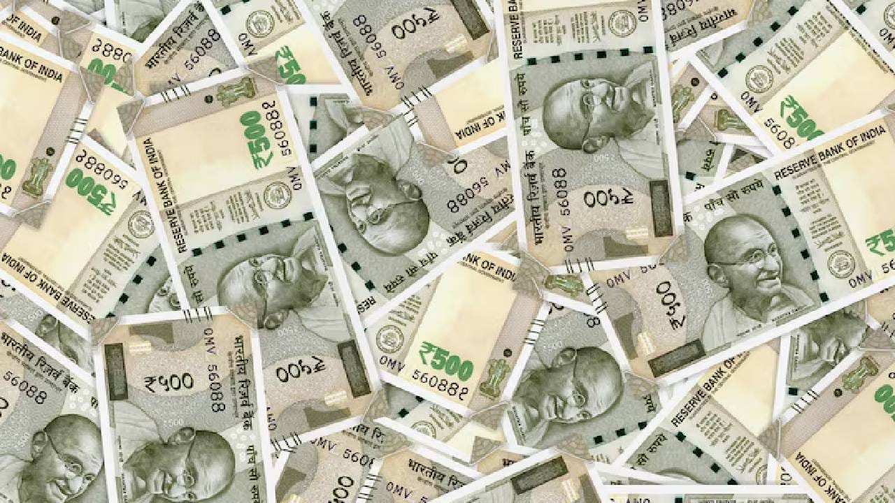 २. क्रेडिट कार्ड बंद करण्यास विलंब: जर तुम्हाला तुमचे क्रेडिट कार्ड बंद करायचे असेल, तर बँक किंवा कार्ड जारी करणाऱ्या कंपनीला तुमची विनंती सात कामकाजाच्या दिवसांत निकाली काढणे बंधनकारक आहे. जर बँक या कालावधीत कार्ड बंद करण्यात अयशस्वी ठरली, तर तिला प्रत्येक कॅलेंडर दिवसासाठी ₹५०० ची भरपाई द्यावी लागू शकते. जोपर्यंत कार्ड खाते बंद होत नाही, तोपर्यंत हे शुल्क लागू राहू शकते.