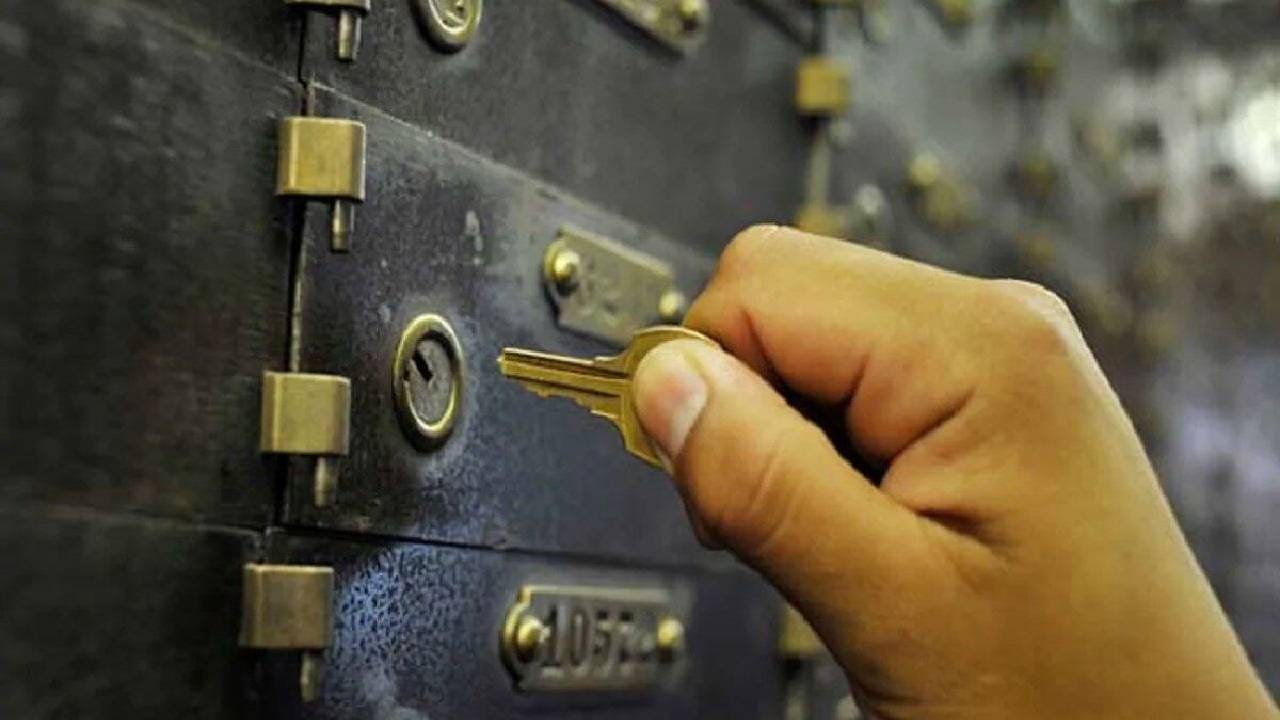 ५. बँक लॉकरमधील वस्तूंचे नुकसान: चोरी, आग, फसवणूक किंवा बँकेच्या निष्काळजीपणामुळे बँक लॉकरमधील वस्तूंचे नुकसान झाल्यास, आरबीआयच्या नियमांनुसार बँकेची जबाबदारी निश्चित केली जाते. अशा प्रकरणांमध्ये, बँकेची कमाल जबाबदारी लॉकरच्या वार्षिक भाड्याच्या १०० पट पर्यंत असू शकते. उदाहरणार्थ, जर लॉकरचे वार्षिक भाडे ₹३,००० असेल, तर नियमांनुसार कमाल जबाबदारी ₹३ लाख असू शकते. तथापि, हे लक्षात घेणे महत्त्वाचे आहे की लॉकरमधील वस्तूंच्या नुकसानीसाठी नुकसान भरपाईचा कोणताही दावा विशिष्ट परिस्थिती आणि लागू असलेल्या आरबीआयच्या नियमांनुसार ठरवला जातो.