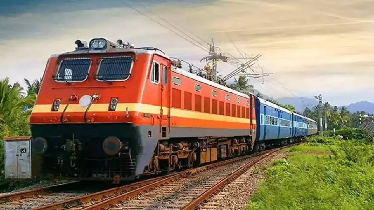 रेल्वे प्रवाशांसाठी तिकीट कन्फर्म होणे ही सर्वात मोठी चिंता असते. विशेषतः सण, सुट्ट्या किंवा लग्नसराईच्या काळात, बहुतेक गाड्यांमध्ये कन्फर्म सीट मिळवणे खूप कठीण होऊन बसते. अनेकदा, जेव्हा प्रवासी तिकीट बुक करण्याचा प्रयत्न करतात, तेव्हा त्यांना एक मोठी प्रतीक्षा यादी दिसते आणि त्यांना वाटते की आता या ट्रेनमध्ये जागा मिळणे अशक्य आहे. पण तुम्हाला माहित आहे का की ट्रेनचा रिझर्व्हेशन चार्ट तयार झाल्यानंतरही तिकीट बुक करता येते?