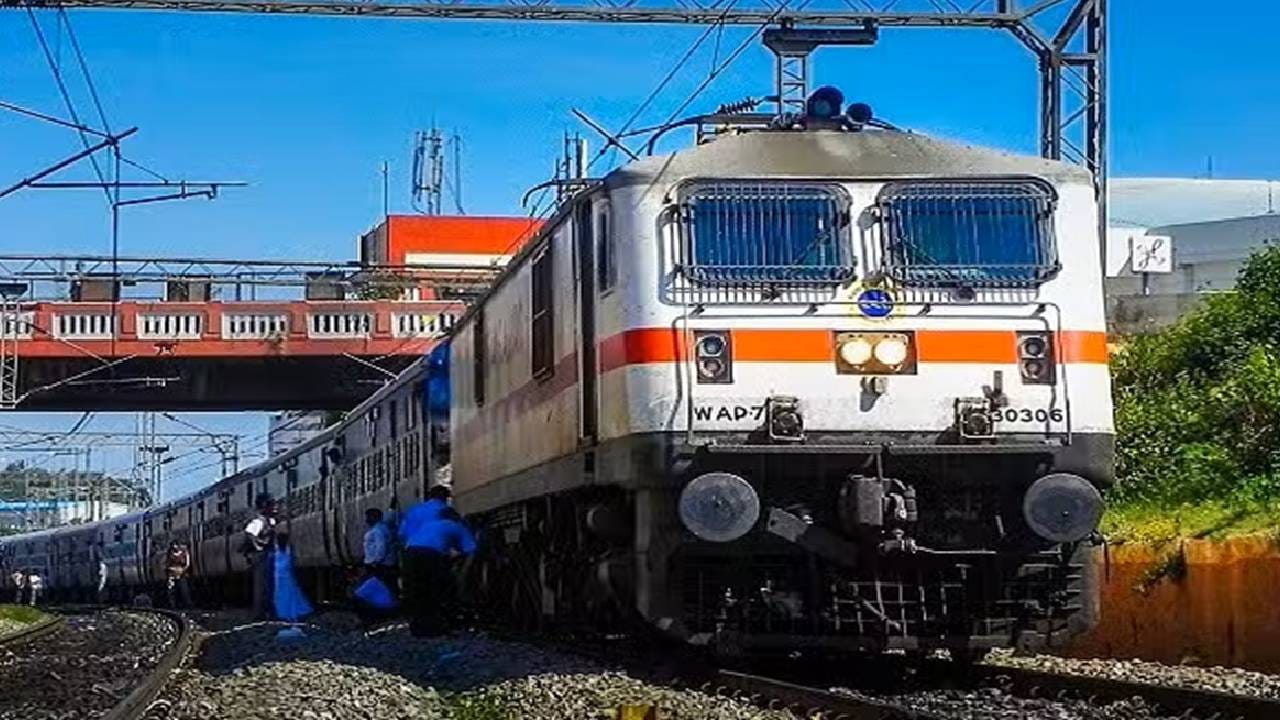 चार्ट तयार झाल्यानंतर बुकिंग करणाऱ्यांसाठी महत्त्वाची गोष्ट: जर तुमच्या ट्रेनमध्ये आधी तिकीट उपलब्ध नसेल, तर ट्रेन सुटण्यापूर्वी एकदा सीटची उपलब्धता नक्की तपासा. पण चार्ट तयार झाल्यावर तुम्हाला सीट मिळेल या एकाच विश्वासावर तुम्ही तुमच्या संपूर्ण प्रवासाचे नियोजन करू नये. सध्याचे बुकिंग पूर्णपणे उपलब्ध असलेल्या रिकाम्या जागांवर अवलंबून आहे. सीट रिकामी असेल तरच बुकिंग केले जाईल, अन्यथा तिकीट उपलब्ध होणार नाही.