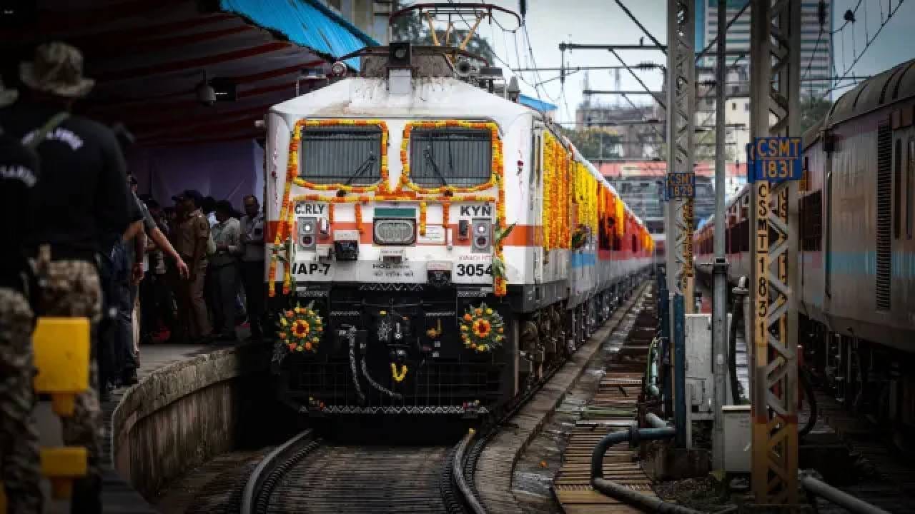 समजा तुम्हाला दिल्लीहून लखनौला प्रवास करायचा आहे. तुम्ही प्रवासाच्या काही तास आधी तिकीट तपासले आणि ट्रेनमध्ये खूप वेळ थांबावे लागत होते, त्यामुळे तुम्ही तिकीट बुक केले नाही. नंतर काही प्रवाशांनी त्यांची तिकिटे रद्द केली आणि चार्ट तयार झाल्यावर काही जागा रिकाम्या राहिल्या. अशा परिस्थितीत, रेल्वे त्या रिकाम्या जागा 'करंट बुकिंग' अंतर्गत ठेवते. आता जर तुम्ही अॅप किंवा वेबसाइटवर पुन्हा तपासले आणि जागा उपलब्ध असतील, तर तुम्हाला थेट कन्फर्म तिकीट मिळू शकते.