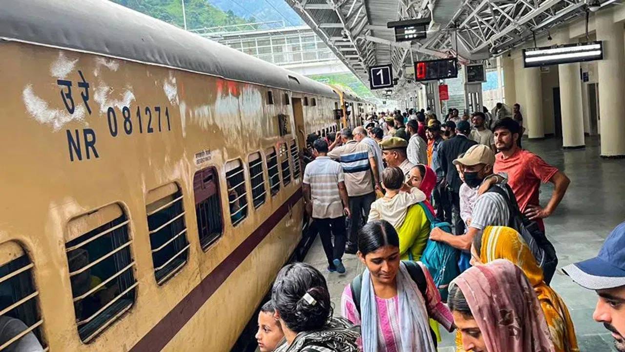 चार्ट तयार झाल्यावर जागा रिकाम्या कशा राहतात?: आता प्रश्न असा निर्माण होतो की, चार्ट तयार झाल्यावर जागा रिकाम्या कशा राहू शकतात? वास्तविक पाहता, अनेकदा काही प्रवासी शेवटच्या क्षणी आपली तिकिटे रद्द करतात. काही प्रकरणांमध्ये, प्रवाशाचे तिकीट मंजूर होऊ शकत नाही किंवा इतर तांत्रिक कारणांमुळे बर्थ रिकामी राहते. अशा परिस्थितीत, ट्रेनमध्ये काही जागा शिल्लक राहतात. या उपलब्ध जागा प्रवाशांना चालू बुकिंग अंतर्गत बुक करण्याची संधी दिली जाते.