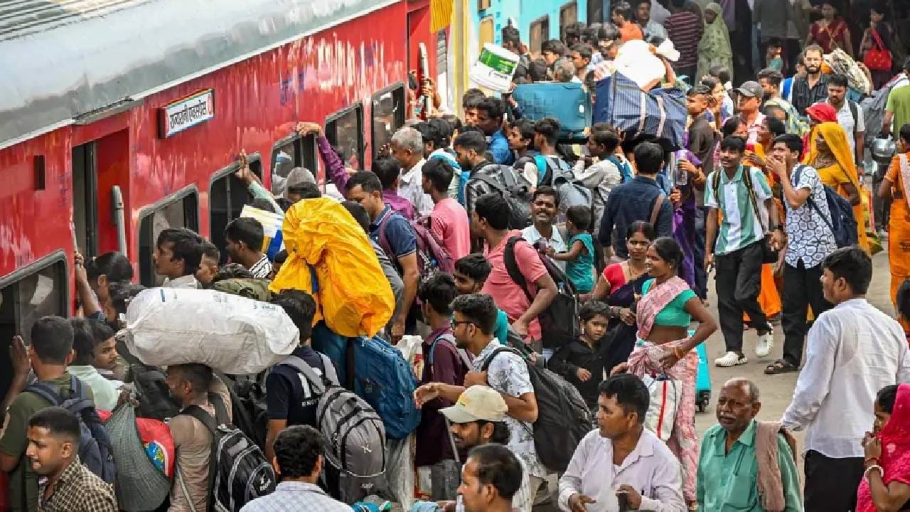 चार्ट तयार झाल्यानंतरही तिकीट रद्द करता येते का?: येथे सामान्य तिकीट आणि चालू बुकिंगमधील फरक समजून घेणे महत्त्वाचे आहे. नियमांनुसार, एकदा चार्ट तयार झाल्यावर, सामान्य ई-तिकीट थेट ऑनलाइन रद्द करता येत नाही. अशा परिस्थितीत, परतावा मिळवण्यासाठी नियमांनुसार टीडीआर (तिकीट ठेव पावती) दाखल करणे आवश्यक आहे. त्यामुळे, तिकीट बुक करताना तारीख, ट्रेन आणि प्रवाशांचा तपशील तपासणे अत्यावश्यक आहे.