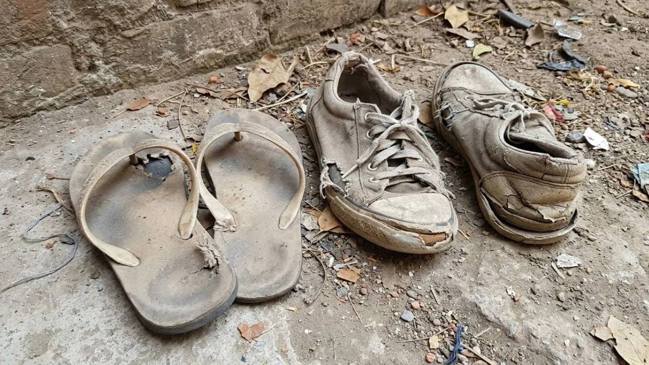 तुटलेल्या चपला: कधीकधी घरात जुन्या किंवा तुटलेल्या चपला असतात. नवरात्रीपूर्वी घरातून तुटलेल्या किंवा फाटलेल्या चपला आणि बूट काढून टाकावेत. वास्तूनुसार, निरुपयोगी तुटलेल्या वस्तू घरात नकारात्मक ऊर्जा आणू शकतात.