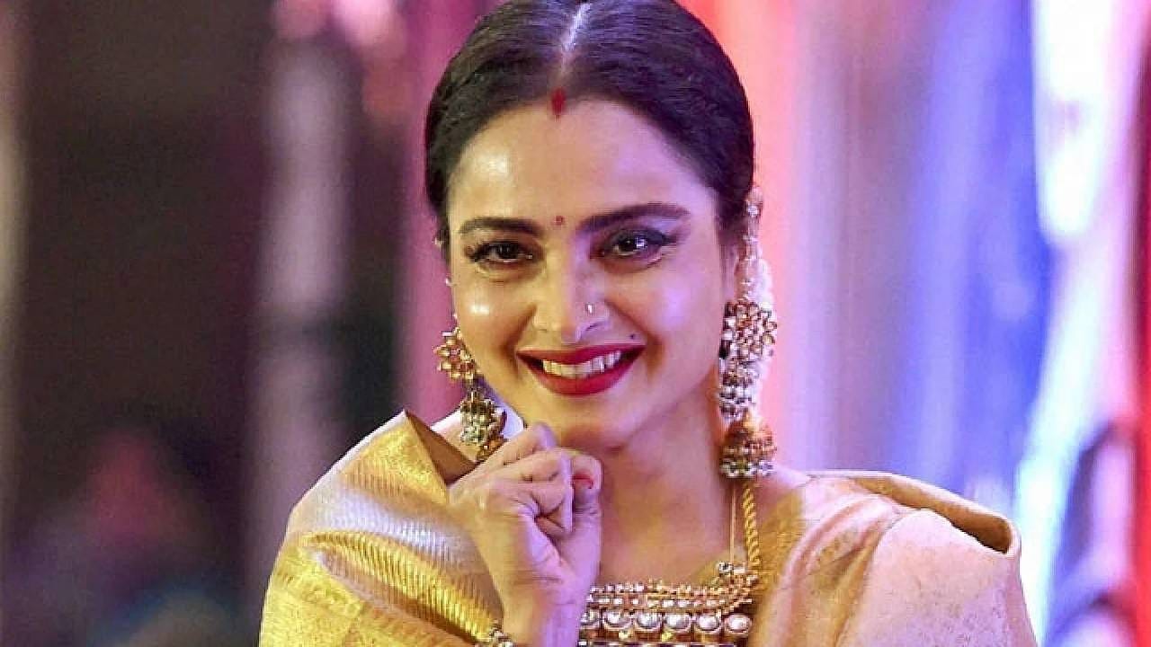 दुसरीकडे, रेखाचे मुकेश अग्रवालसोबतचे लग्न आणि त्यानंतरच्या घटनांमुळेही तिचे आयुष्य चर्चेत राहिले. आजही रेखाच्या आयुष्याशी संबंधित या कथा चाहत्यांमध्ये उत्सुकता निर्माण करतात. 