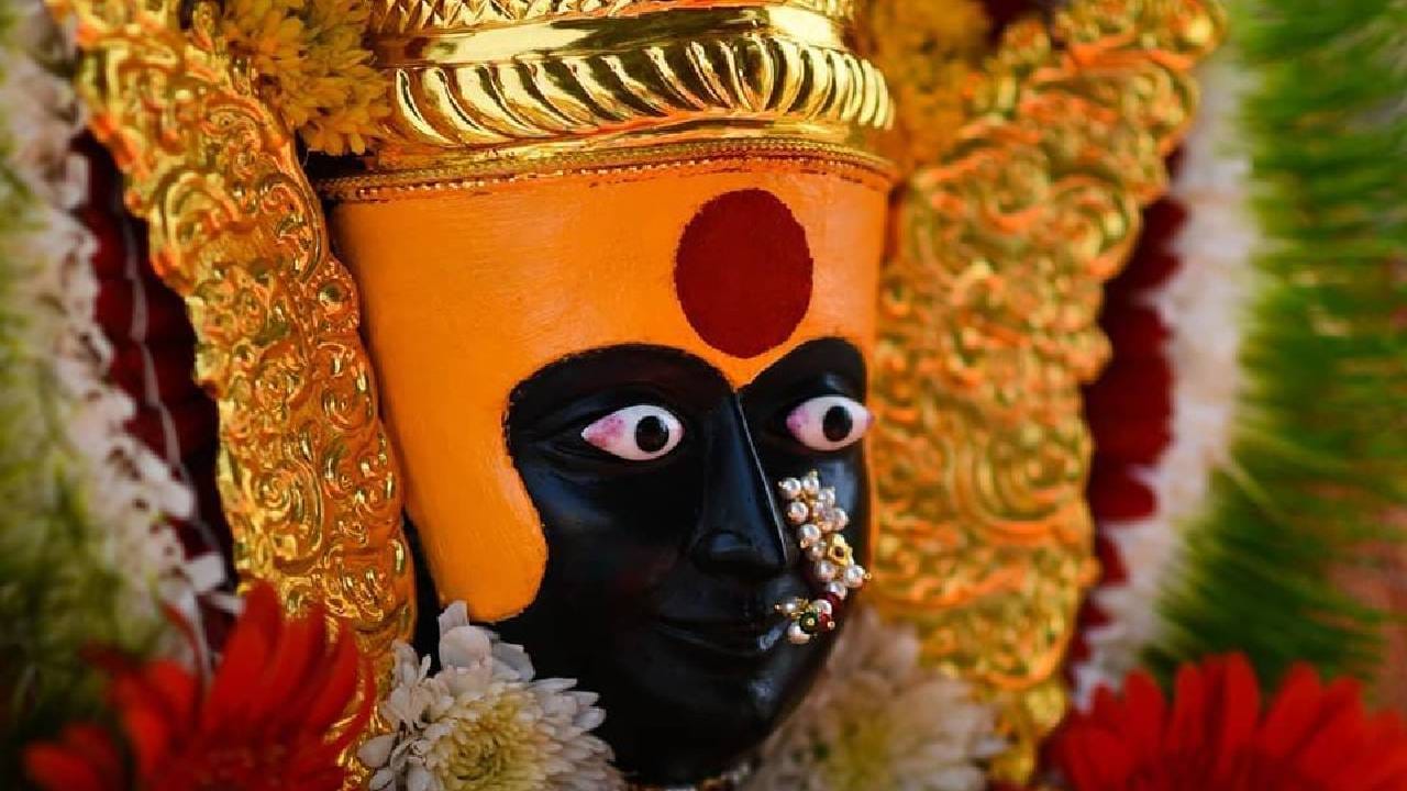 ही आरती नेमकी कोणी लिहिली? : ही आरती समर्थ रामदास स्वामी यांनी १७ व्या शतकात रचली आहे. समर्थ रामदास स्वामी यांनी तुळजापूर येथे तुळजाभवानी मातेच्या दर्शनादरम्यान ही रचना केली असे मानले जाते. त्या काळात समाजातील नैराश्य, भय आणि संकटांचा संहार व्हावा तसेच लोकांमधील क्षात्रतेज व भक्तीभाव जागा व्हावा, या उद्देशाने त्यांनी आदिशक्तीच्या पराक्रमाचे आणि तिच्या मातवात्सल्याचे वर्णन या आरतीत केले