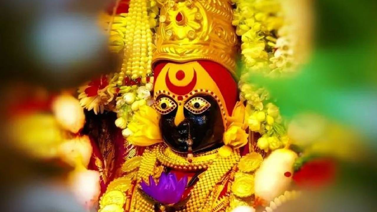 आरतीमध्ये देवीच्या दिव्य रूपांचे, तिच्या हातात शोभणाऱ्या शस्त्रांचे, कंठातील मोत्यांच्या माळांचे आणि भाळावर चमकणाऱ्या कुंकुमतिलकांचे मनमोहक वर्णन आहे. महिषासुरासारख्या बलाढ्य असुराचा वध करून तिने देव आणि मानवांना अभय दिले, हा तिच्या पराक्रमाचा जागर यात मांडला आहे.