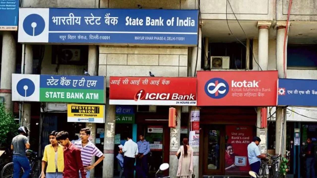 बँकेत जायचंय का? ह्या आठवड्यात बँकेला नेमक्या सुट्ट्या किती? सर्व ग्राहकांना बँकेच्या सुट्ट्यांची माहिती असणे आवश्यक आहे. कारण सुट्ट्या दर आठवड्याला बदलतात. त्यामुळे,बँकेला भेट देण्यापूर्वी खात्री करून घेणे चांगले आहे. १२ ते १७ ऑक्टोबर या आठवड्यातील बँकेच्या सुट्ट्यांवर एक नजर टाकूया.