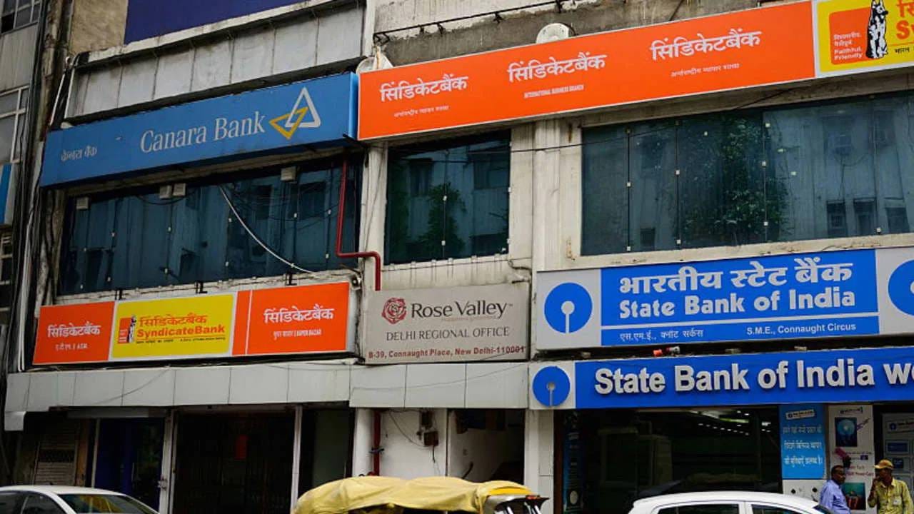 बँकेच्या सुट्ट्या दर आठवड्याला बदलतात. बँकेच्या सुट्ट्या भारतीय रिझर्व्ह बँकेच्या (RBI) कॅलेंडरनुसार असतात. राष्ट्रीय सुट्ट्या देशभरात लागू होतात, तर प्रादेशिक सुट्ट्या राज्यनिहाय असतात. प्रत्येक महिन्याचा दुसरा आणि चौथा शनिवार व रविवार बँकांसाठी सार्वजनिक सुट्टीचा दिवस असतो. ग्राहकांनी बँकांशी संपर्क साधण्यापूर्वी आरबीआयच्या सुट्ट्यांचे कॅलेंडर तपासावे.