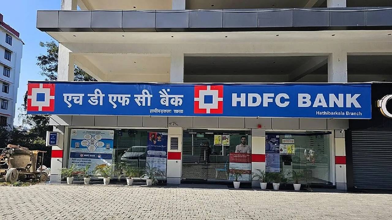 महासप्तमीनिमित्त शनिवार, १७ ऑक्टोबर रोजी आगरतळामधील बँका बंद राहतील. या महिन्याचा तिसरा शनिवार असल्याने देशातील इतर राज्यांमधील बँका सुरू राहतील. रविवार, १८ ऑक्टोबर रोजी बँका बंद राहतील. तो दिवस देशभरातील बँकांसाठी सार्वजनिक सुट्टी म्हणून गणला जाऊ शकतो.