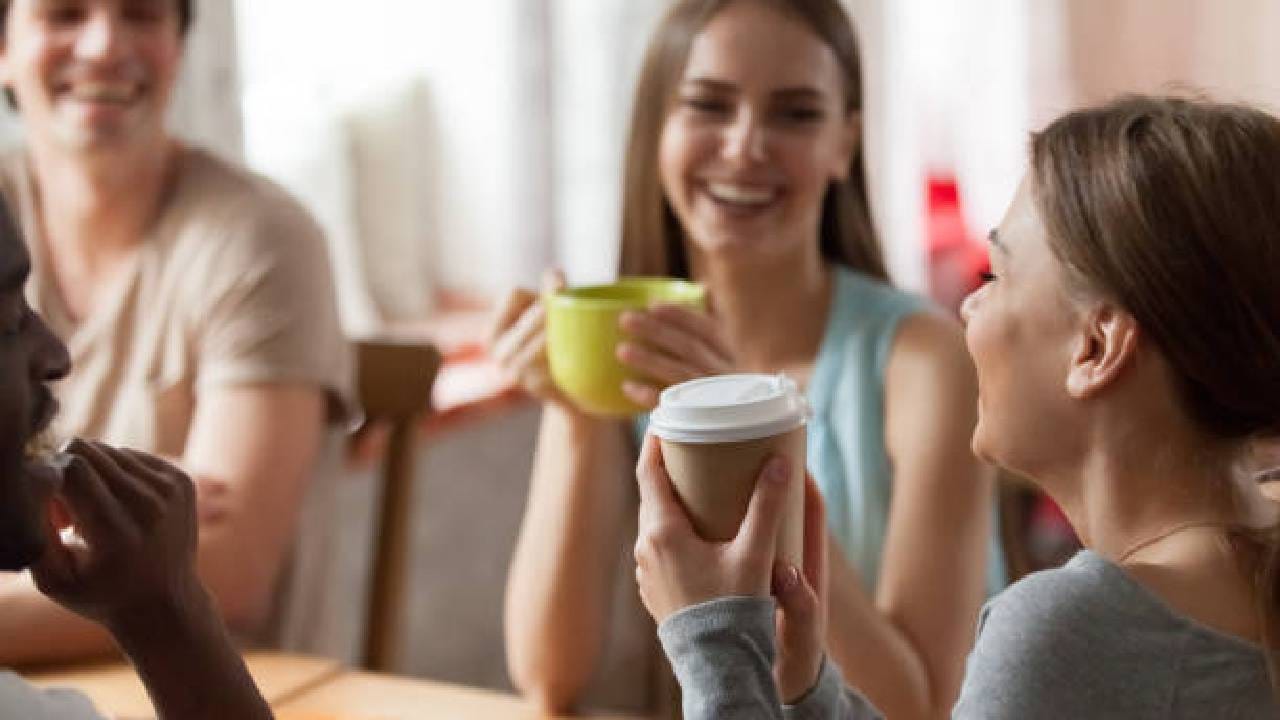 अशा सेवांचा लाभ कोण घेत आहे?: कामासाठी घरापासून दूर राहणारे तरुण, विद्यार्थी आणि नवीन शहरात स्थायिक झालेले लोक अशा सेवांचा लाभ घेत आहेत. काहींना चित्रपट पाहण्यासाठी किंवा फिरायला जाण्यासाठी सोबत्याची गरज असते, तर काहींना लग्न किंवा इतर सामाजिक कार्यक्रमांना एकटे जाणे टाळण्यासाठी मदतीची आवश्यकता असते. काही लोक तर फक्त आपले म्हणणे ऐकून घेणाऱ्या व्यक्तीच्या शोधात असतात.