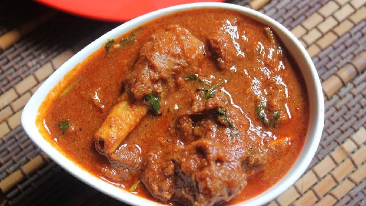कांदा चांगला शिजल्यावर, त्यात दोन चमचे आले-लसूण पेस्ट आणि अर्धा चमचा हळद घालून चांगले मिसळा. एक किलो धुतलेले आणि स्वच्छ केलेले कोवळे मटण घालून, ढवळत पाच ते दहा मिनिटे मोठ्या आचेवर परता. मटणातील पाणी सुटेपर्यंत आणि ते आटून जाईपर्यंत परता. आच कमी करून, झाकण ठेवा आणि दहा मिनिटे शिजू द्या.