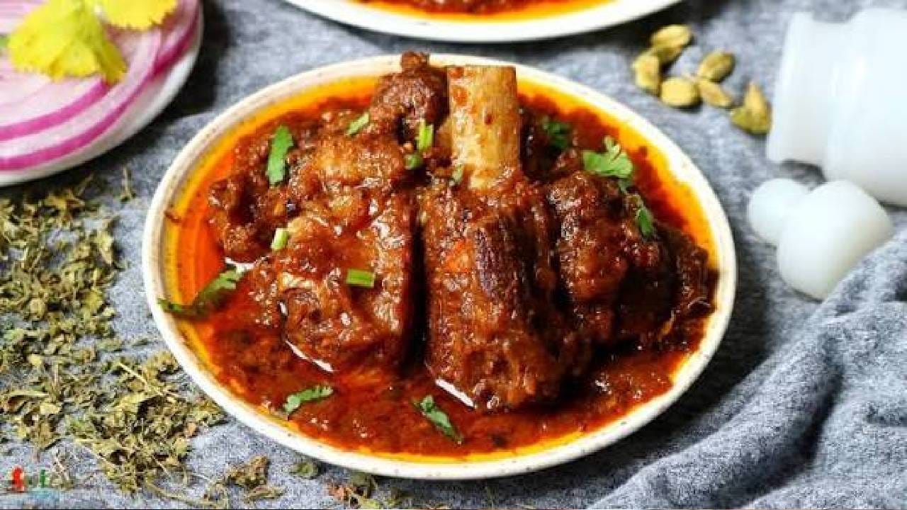 गॅसवर जाड बुडाची कढई किंवा कुकर ठेवा आणि त्यात सात ते आठ चमचे तेल घाला. तेल गरम झाल्यावर, एक बिर्याणीचे पान, एक लहान जायफळ, एक अननसाचे फूल आणि सात ते आठ मिरच्या तळून घ्या. हे मसाले तेलात तळल्याने करीला एक अप्रतिम चव येते. त्यात दहा बारीक चिरलेल्या हिरव्या मिरच्या आणि मूठभर पुदिन्याची पाने घालून मिसळा. नेहमीच्या मटण करीमध्ये आपण कढीपत्ता घालत असलो तरी, तेलंगणा दावत पद्धतीत पुदिन्याची पाने वापरली जातात. आता, एक मोठा कांदा पातळ पट्ट्यांमध्ये कापून घ्या आणि तो सोनेरी तपकिरी होईपर्यंत मोठ्या आचेवर तळून घ्या.