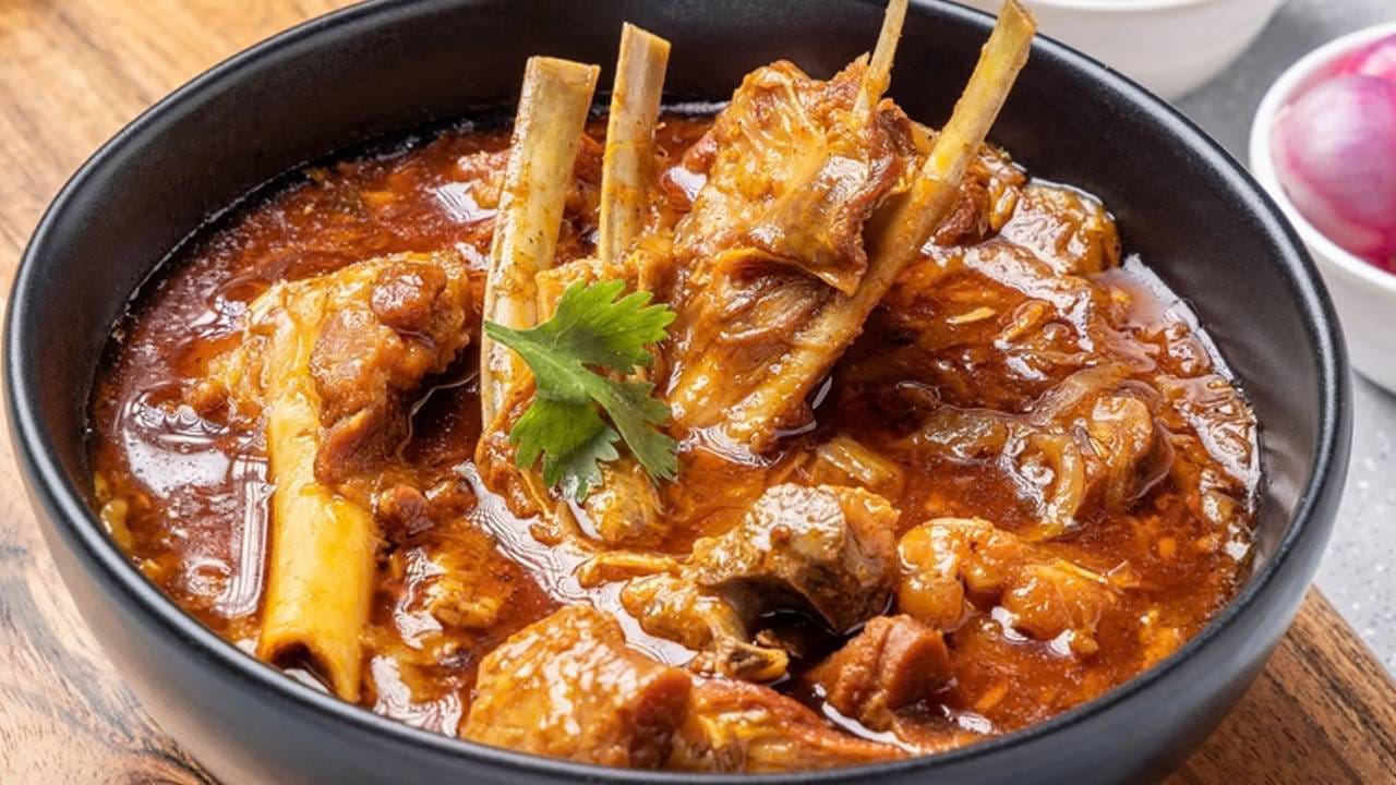 सर्वात पहिल्यांदा गॅसवर एक पातेले ठेवा, त्यात दोन चमचे धणे, एक चमचा मिरी, एक चमचा जिरे, दहा वेलची, दहा लवंगा, दोन काळी वेलची, थोडी दालचिनी, पाव चमचा शहाजिरा आणि पाव कप किसलेले सुके खोबरे घालून मंद आचेवर परतून घ्या. ते थोडे परतल्यावर गॅस बंद करा आणि त्यात दोन चमचे खसखस घालून एकत्र करा. पातेल्याच्या उष्णतेने खसखस थोडी परतली जाईल. ते पूर्णपणे थंड झाल्यावर, ते मिक्सरच्या भांड्यात घालून, थोडे पाणी घालून त्याची गुळगुळीत पेस्ट बनवा. खसखस व्यवस्थित वाटली नाही तर ग्रेव्ही घट्ट होईल आणि चव कमी होईल, म्हणून मसाल्याची पेस्ट अगदी गुळगुळीत असावी.