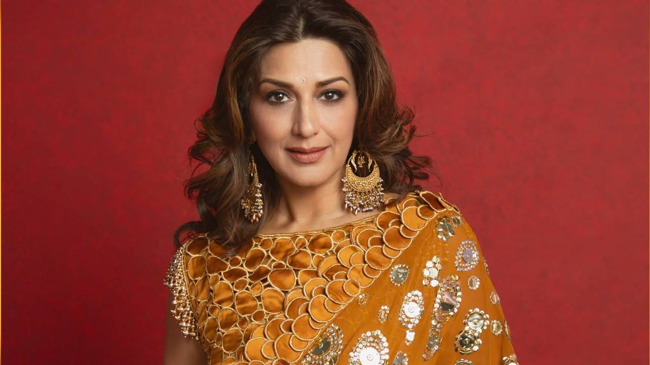 मराठी प्रेक्षकांमध्ये तिला जे काही मिळालं आहे, ते केवळ हे एकच गाणं नाही. मात्र, तिच्या कारकिर्दीत ट्रेंडसेटर ठरलेल्या या गाण्यामागे एक रंजक कहाणी आहे. सोनाली बेंद्रेने स्वतः खुलासा केला आहे की, तिने या गाण्यासाठी मानधन म्हणून एक रुपयाही घेतला नाही. नुकत्याच दिलेल्या एका मुलाखतीत ती म्हणाली, "त्यावेळी मला एक फोन आला होता. त्यावेळी दिग्दर्शक आणि फिल्म युनिट पूर्णपणे नवीन होते."
