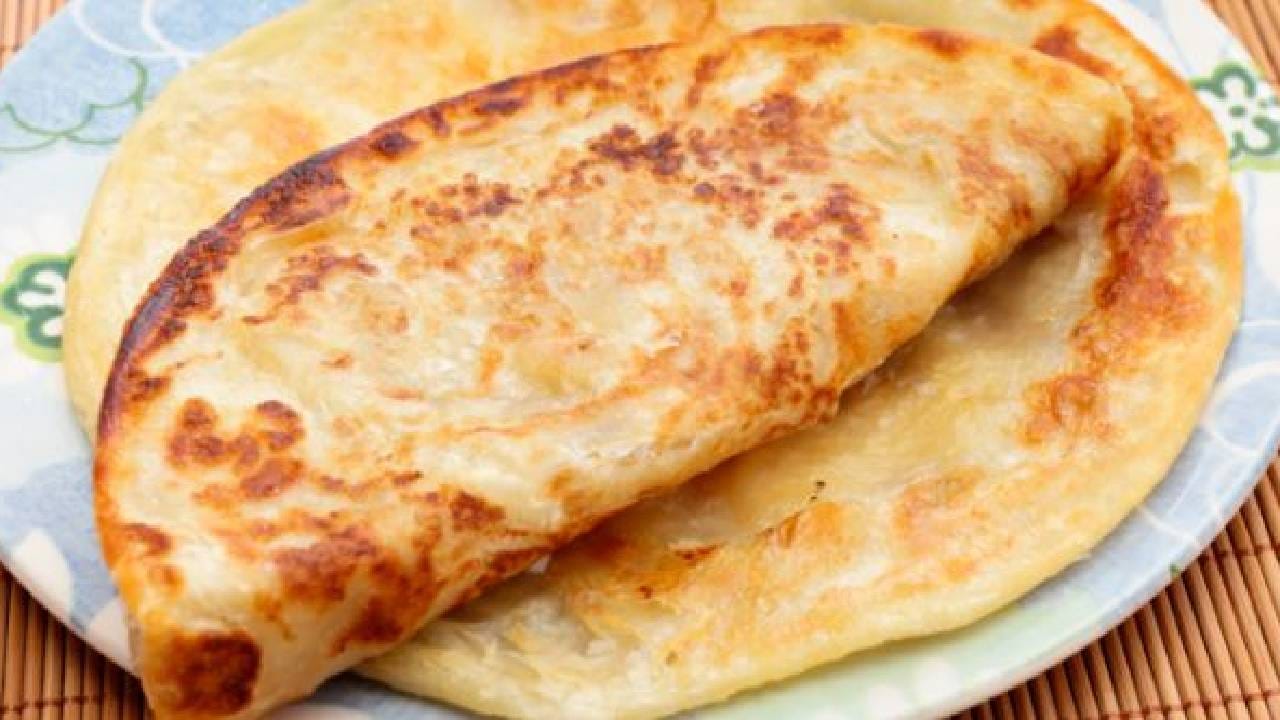 सर्वप्रथम साबुदाणे आणि वरई हे एकत्र भाजून घ्या. त्यानंतर ते मिश्रण मिक्सरमध्ये बारीक करून घ्या. तयार झालेलं पीठ हे चाळणीने चालून घ्या. त्या पिठात उकडलेला बटाटा, मिरची पेस्ट, शेंगदाणे कूट, दही आणि चवीनुसार मीठ घालून हे सर्व मिश्रण एकत्र पाणी टाकून मळून घ्या.