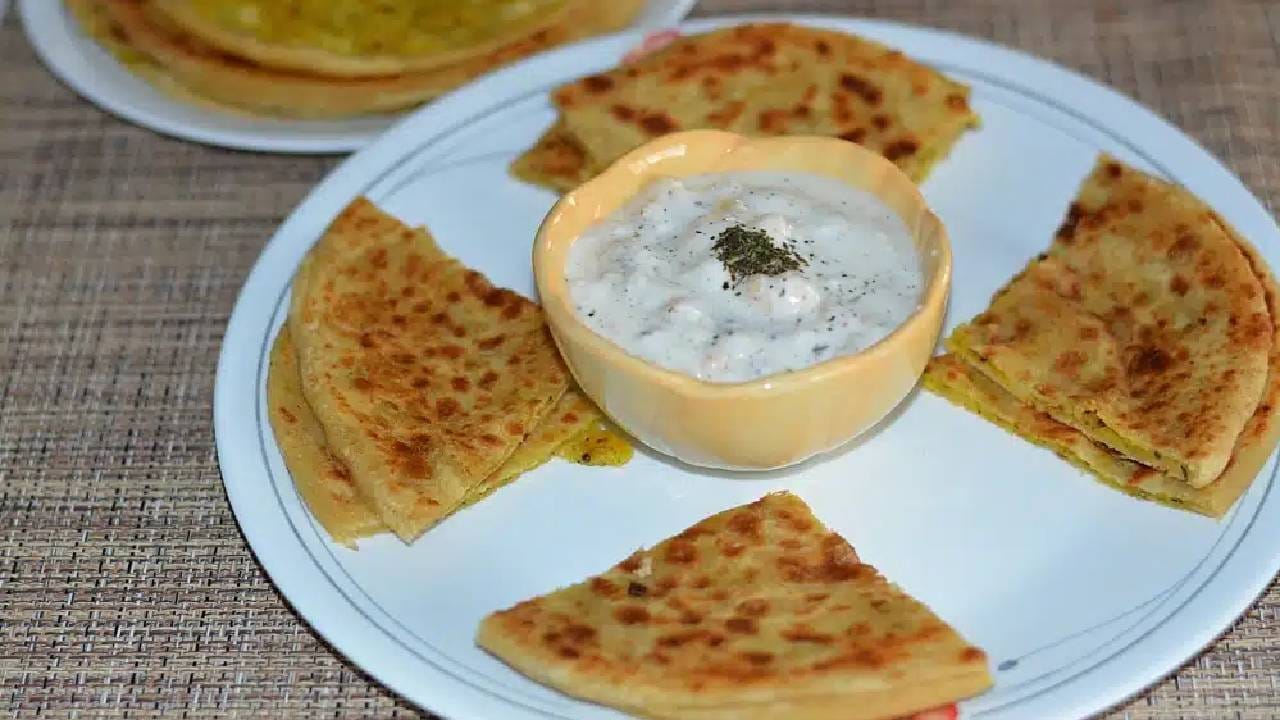 नंतर गॅसवर पॅन ठेऊन तेल किंवा तूप पॅन वर घाला आणि पॅन गरम झाल्यावर मध्यम आचेवर तेल/ तूप लावून पराठा छान असा भाजून घ्या. गरम गरम उपवासाचा आलू पराठा दही किंवा चटणी सोबत सर्व्ह करा. एकदम टेस्टी असा उपवासाचा आलू पराठा बनवायला सुद्धा अगदी सोपा आहे त्यामुळे तुम्ही नक्की ट्राय करा.