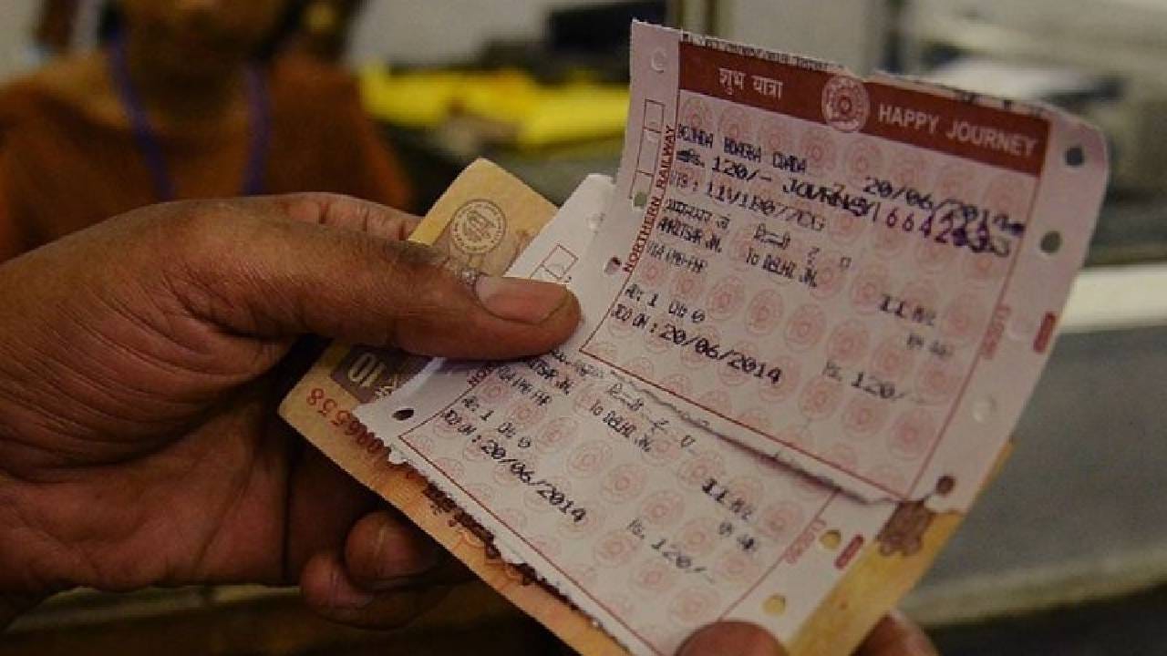 सर्वोच्च न्यायालयाने रेल्वे प्रवाशांच्या सुरक्षेसंदर्भात एक महत्त्वाचा निकाल दिला आहे. सध्या, ऑनलाइन रेल्वे तिकीट बुक करताना विम्याचा पर्याय दिसतो. हा प्रवास विमा घेणे बंधनकारक नाही. तो केवळ ऐच्छिक आहे. प्रवाशाला आवश्यक वाटल्यास, तो त्यावर टिक करून तो निवडू शकतो. या विम्यासाठी प्रति प्रवासी ४५ पैसे खर्च येतो. हे पैसेदेखील तिकीट शुल्कासोबत भरावे लागतात.