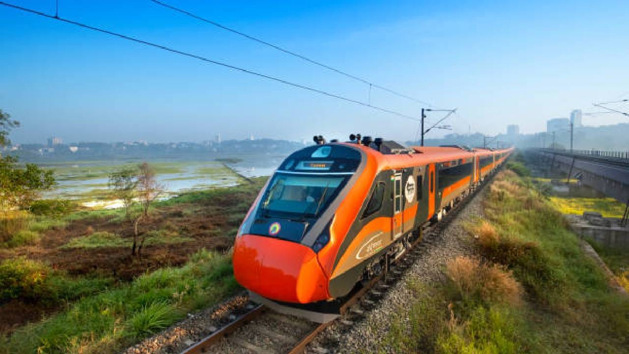 केंद्र सरकारने ११ मे रोजी सर्वोच्च न्यायालयाला आश्वासन दिले होते की, आरक्षण काउंटरवर बुक केलेल्या तिकिटांना विमा संरक्षण देण्याचा निर्णय घेण्यात आला असून, त्यासाठी योग्य मार्गदर्शक तत्त्वे तयार केली जात आहेत. या संदर्भातील ताज्या सुनावणीत, न्यायालयाने आदेश दिला की, २७ ऑक्टोबरपासून ऑनलाइन तिकिटांप्रमाणेच रेल्वे काउंटरवर बुक केलेल्या तिकिटांनाही विमा लागू करण्यात यावा. या आदेशांची अंमलबजावणी करण्याची जबाबदारी रेल्वेची आहे, असेही न्यायालयाने म्हटले.