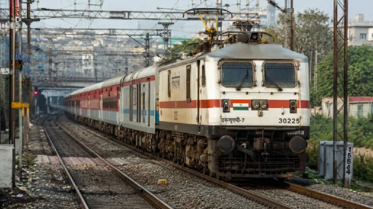 प्रवास विमा रेल्वे प्रवासादरम्यान होणाऱ्या अपघातांसाठी संरक्षण प्रदान करतो. रेल्वे प्रवासादरम्यान काही दुर्घटना घडल्यास, तुम्हाला १० लाख रुपयांपर्यंतची भरपाई मिळेल. तुम्ही फक्त ४५ पैशांच्या प्रीमियमसह १० लाख रुपयांचे विमा संरक्षण मिळवू शकता. हा पर्याय केवळ ऑनलाइन तिकीट बुक करणाऱ्यांसाठीच उपलब्ध होता. मात्र, आतापर्यंत रेल्वे बुकिंग काउंटरवरून ऑफलाइन तिकीट बुक केल्यास हा विमा उपलब्ध न्हवता.