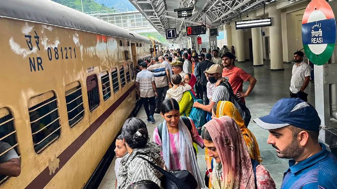 सर्वोच्च न्यायालयाने नुकताच एक महत्त्वाचा निकाल दिला आहे. २७ ऑक्टोबरपासून काउंटरवरून खरेदी केलेल्या तिकिटांनाही विमा संरक्षण देण्याचे आदेश न्यायालयाने रेल्वेला दिले आहेत. रेल्वे प्रवाशांना संरक्षण देण्याच्या उद्देशाने हा निकाल देण्यात आला आहे. या निकालाची अंमलबजावणी न झाल्यास रेल्वे बोर्ड जबाबदार असेल, असे न्यायालयाने स्पष्ट केले आहे. याची तात्काळ अंमलबजावणी करण्याचे आदेश दिले आहेत.