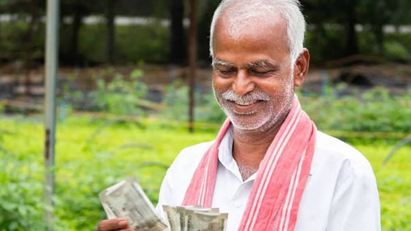 सर्व शेतकरी पीएम किसान निधी त्यांच्या खात्यात कधी जमा होईल याची वाट पाहत आहेत. अशा लोकांसाठी एक आनंदाची बातमी आहे. दसरा आणि दिवाळीसारख्या सणांमुळे, या महिन्यात कोणत्याही क्षणी पैशांचा २४ वा हप्ता शेतकऱ्यांच्या बँक खात्यात जमा होण्याची शक्यता आहे. २३ वा हप्ता वितरित होऊन चार महिने झाले, केंद्र सरकार आता पुढील हप्ता वितरित करण्याची तयारी करत असल्याचे समजते.