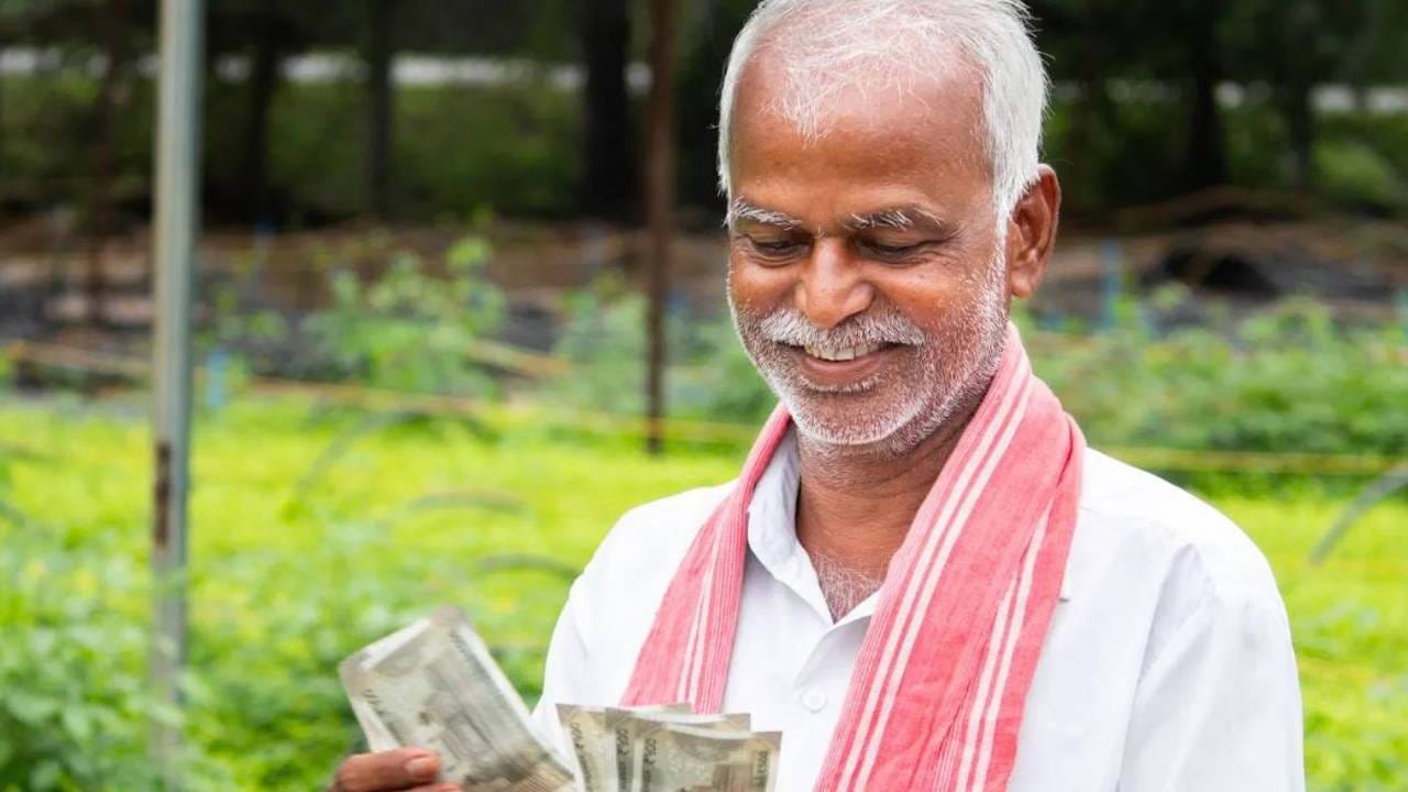 सर्व शेतकरी पीएम किसान निधी त्यांच्या खात्यात कधी जमा होईल याची वाट पाहत आहेत. अशा लोकांसाठी एक आनंदाची बातमी आहे. दसरा आणि दिवाळीसारख्या सणांमुळे, या महिन्यात कोणत्याही क्षणी पैशांचा २४ वा हप्ता शेतकऱ्यांच्या बँक खात्यात जमा होण्याची शक्यता आहे. २३ वा हप्ता वितरित होऊन चार महिने झाले, केंद्र सरकार आता पुढील हप्ता वितरित करण्याची तयारी करत असल्याचे समजते.