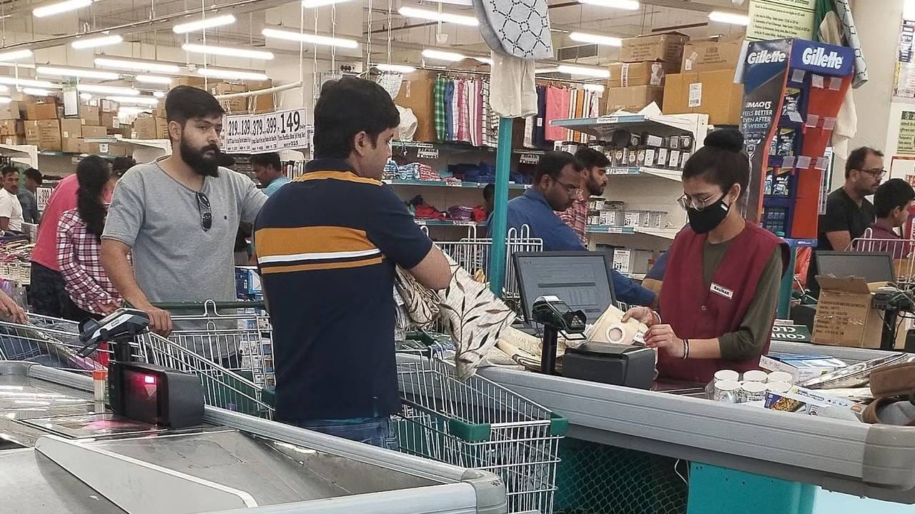 दोन आठवड्यांच्या आत, बिल आणि बॅग घेऊन तुम्ही जिथून बॅग खरेदी केली होती त्या DMart मध्ये जा. प्रत्येक DMart च्या बाहेर एक ग्राहक सेवा केंद्र असते. तुमचे बिल आणि बॅग तेथील कर्मचाऱ्यांकडे द्या. कर्मचारी हे तपासून तुम्ही बॅगसाठी भरलेली रक्कम परत करतील. अशा प्रकारे, तुम्हाला बॅगवर पैसे खर्च करण्याची चिंता करावी लागणार नाही.