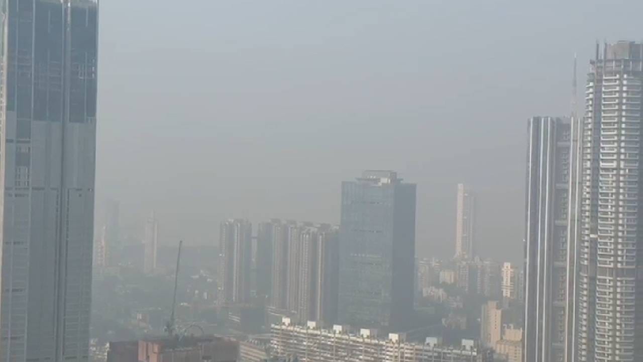 मात्र हे प्रदूषण एवढ्या मोठ्या प्रमाणात होण्याचे कारण म्हणजे शहरातील वाढत्या बांधकामांची धूळ, मेट्रो आणि बुलेट ट्रेनसारख्या पायाभूत प्रकल्पांची कामे, वाहनांमधून बाहेर पडणारा धूर आणि कचरा जाळण्यामुळे निर्माण होणारे प्रदूषक ही प्रमुख कारणे आहेत. अजून एक कारण म्हणजे पावसाळा संपल्यानंतर वाऱ्याचा वेग कमी होतो आणि हवेत प्रदूषक साचून राहतात यामुळे परिस्थिती अधिक गंभीर होते.