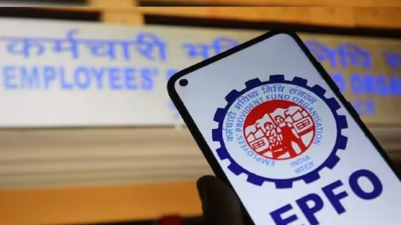 केंद्र सरकारने EPFO ची वेतन मर्यादा १५ हजार रुपयांवरून २५ हजार रुपयांपर्यंत वाढवण्याचा निर्णय घेतला आहे. १७ सप्टेंबरपासून याची अंमलबजावणी झाल्याने गेल्या महिन्यात पगारात बदल झाले आहेत. मर्यादा वाढल्यामुळे मासिक पीएफचे योगदानही वाढले आहे. यामुळे हातात येणारा पगार कमी होईल.. पण दीर्घकाळात बचत वाढेल. तथापि जर तुम्ही पेन्शनसाठी पात्र असाल.. तर काही महत्त्वाचे नियम जाणून घेणे आवश्यक आहे. त्यासाठी पुढील माहिती नक्की वाचा.
