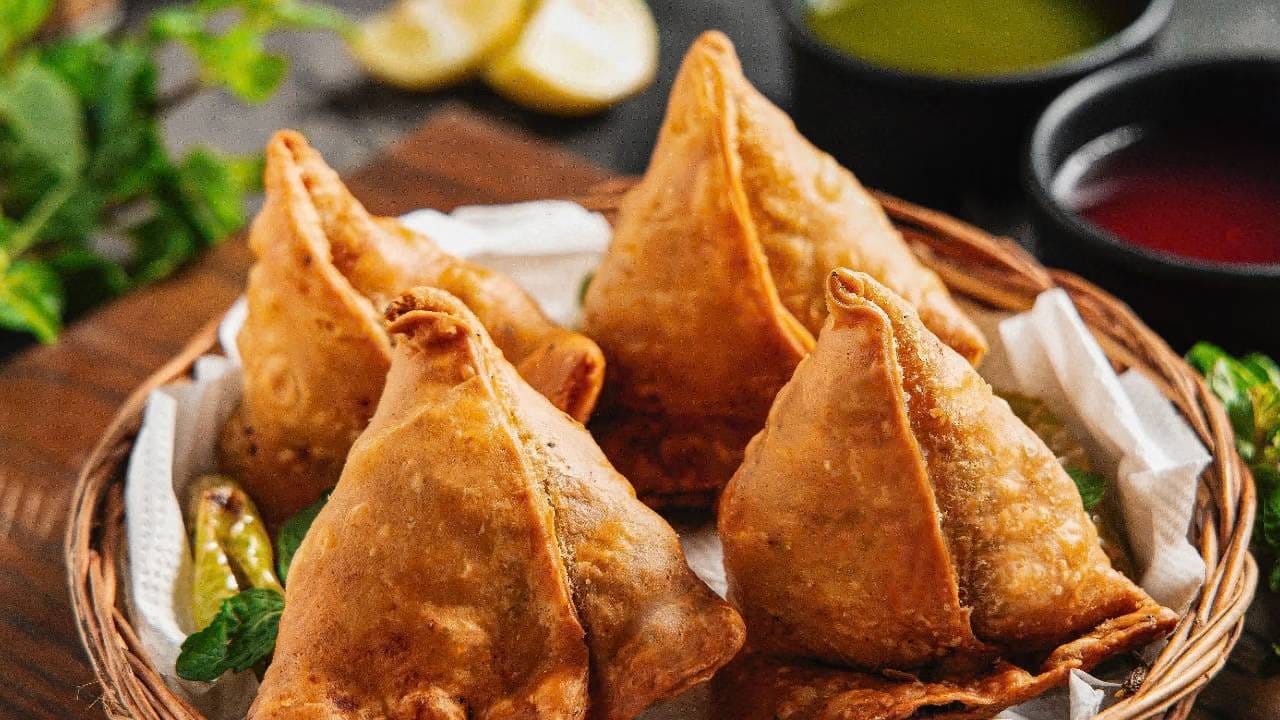 समोसा हा भारतीयांचा एक अत्यंत आवडता पदार्थ आहे. बऱ्याच लोकांना संध्याकाळी गरमागरम समोशासोबत चहा प्यायला आवडतो. या पदार्थाचे चाहते केवळ भारतातच नव्हे, तर अनेक देशांमध्येही आहेत. पण तुम्हाला माहित आहे का, की जगात एक असा देश आहे जिथे समोशावर बंदी आहे? तो देश म्हणजे सोमालिया. या बंदीमागील कारणही रंजक आहे.