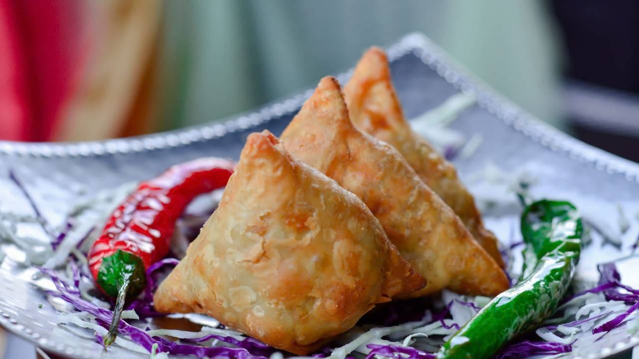 हा लेख वाचकांच्या माहितीसाठी देण्यात आला आहे. सोमालियामध्ये समोशावरील बंदी अजूनही लागू आहे की नाही, याबाबत स्पष्टता नाही. TV9 ने देखील याची पुष्टी केलेली नाही की तिथे समोशावरील बंदी अजूनही लागू आहे.