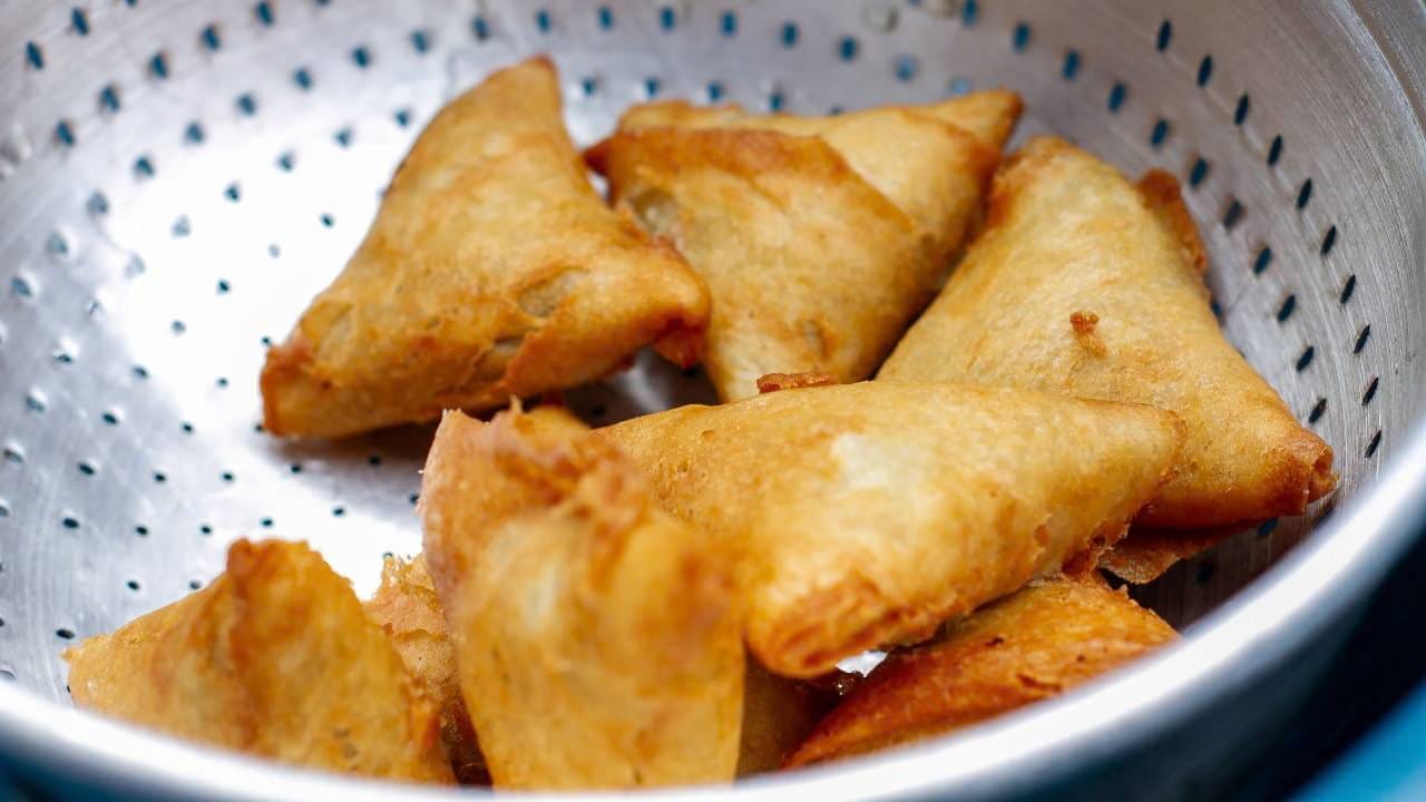 सोमाली दहशतवादी गट अल-शबाबने समोशाच्या आकारावर आक्षेप घेतला आहे. या गटाच्या मते, समोशाचा त्रिकोणी आकार हा ख्रिश्चन धर्मातील पवित्र त्रिमूर्तीच्या प्रतीकासारखा दिसतो. याच कारणामुळे, २०११ मध्ये अल-शबाबच्या नियंत्रणाखाली असलेल्या सोमालियाच्या काही भागांमध्ये समोशांचे उत्पादन, विक्री आणि सेवन यावर बंदी घालण्यात आल्याचे माध्यमांमध्ये वृत्त आले आहे.