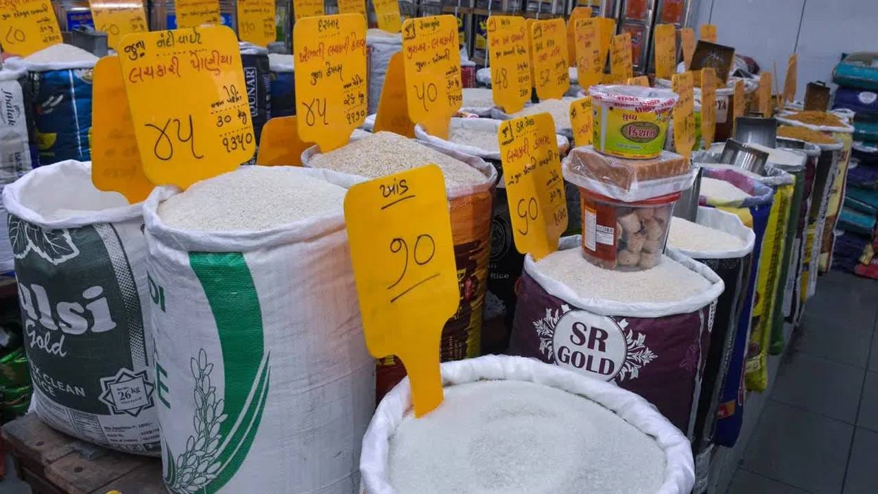 सामान खरेदी करताना, फक्त घरासाठी आवश्यक असलेल्या वस्तूच घ्या. घरात आधीपासून असलेल्या वस्तू खरेदी करणे टाळा. सणांसाठी आवश्यक असलेल्या वस्तूच खरेदी करा. ऑफर्स आहेत म्हणून अनावश्यक वस्तू खरेदी करणे टाळा. तुम्ही खरेदी करत असलेल्या वस्तू खरोखरच ऑफरमध्ये आहेत की जास्त किंमत दाखवून कमी किमतीत विकल्या जात आहेत, हे सुद्धा तपासा.