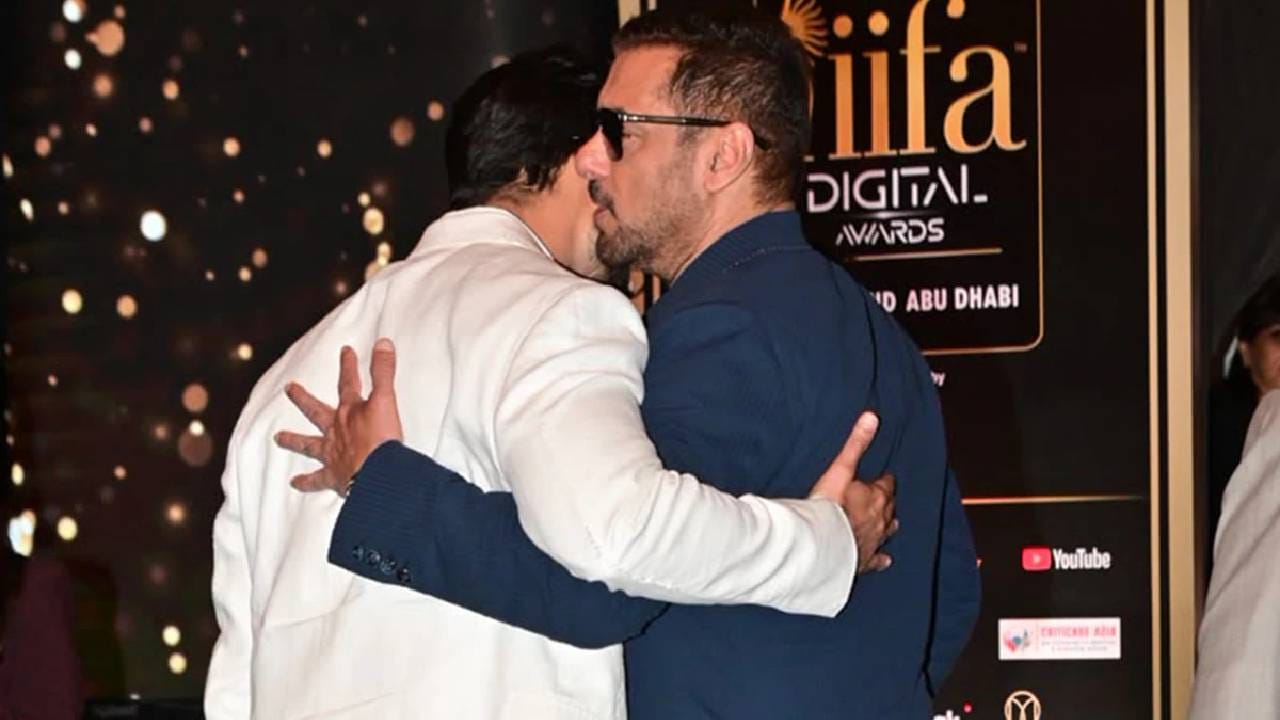 तर काहींनी सांगितले की, सलमान भाईने स्पष्ट केले आहे की स्टेजच्या पायांना शाहिदने स्पर्श केला आहे माझ्या नव्हे. काहींनी म्हटलं की, सलमान भाई आपल्या जवळच्या लोकांना संरक्षण देत आहे... बिश्नोई गँगमुळे सलमानने शाहिदसाठी असं वक्तव्य दिल्याचं युजर्सचं म्हणणं आहे. कारण नुकताच टायगर श्रॉफवर गोळीबार झाला, त्याची जबाबदारी कोणाची..