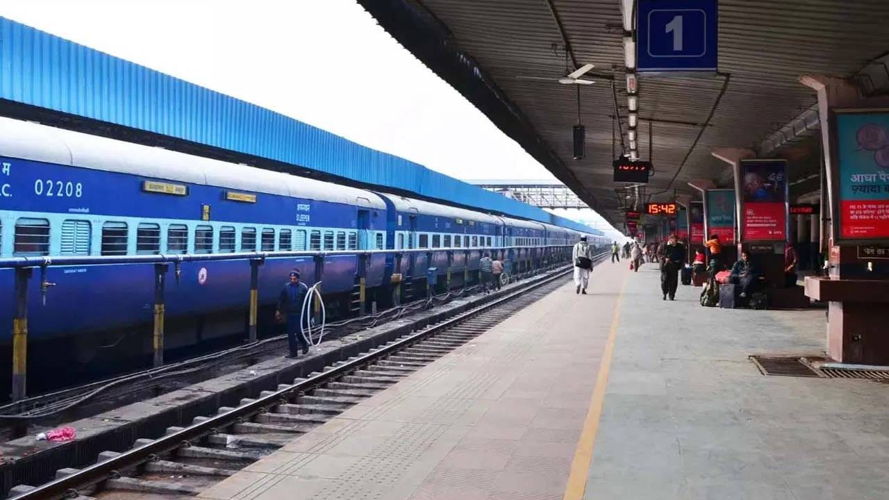 विवेक एक्सप्रेसचे वैशिष्ट्य काय आहे?: दिब्रुगड आणि कन्याकुमारी दरम्यान धावणारी विवेक एक्सप्रेस ४,१५० किमी पेक्षा जास्त अंतर कापते. या प्रवासाला सुमारे ७५ तास लागतात. ट्रेन क्रमांक आणि वेळापत्रकानुसार प्रवासाचा वेळ बदलू शकतो. स्वामी विवेकानंदांच्या १५० व्या जयंतीनिमित्त ही ट्रेन सुरू करण्यात आली. या प्रवासादरम्यान, प्रवाशांना देशाच्या विविध भागांतील निसर्ग, संस्कृती, भाषा आणि खाद्यसंस्कृती जवळून पाहण्याची संधी मिळते.