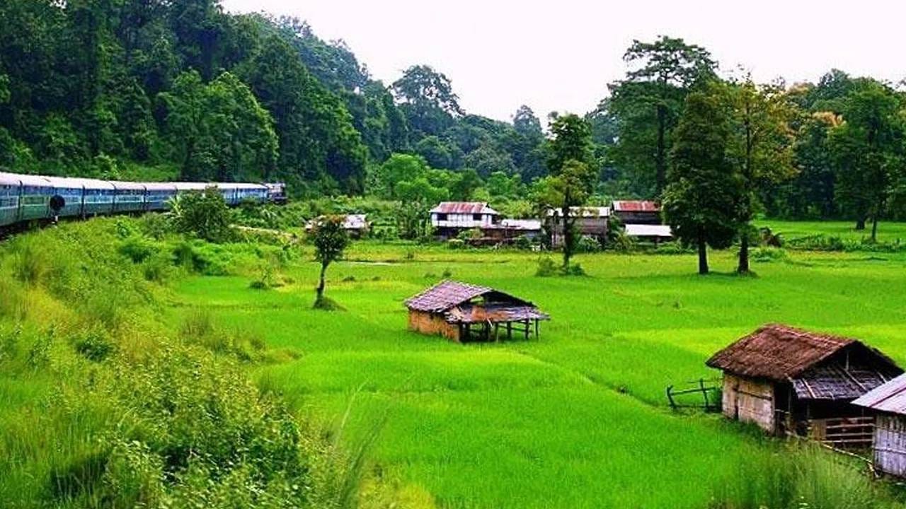 ही गाडी किती राज्यांमधून जाते?: विवेक एक्सप्रेसचा मार्ग अनेक राज्ये आणि डझनभर रेल्वे स्थानकांमधून जातो. मार्ग किंवा मोजणीच्या पद्धतीनुसार, वेगवेगळ्या प्रकाशनांमध्ये राज्ये आणि स्थानकांची संख्या थोडी वेगळी आढळते. नवीनतम मार्गाच्या तपशिलानुसार, अंतर ४,१५० किमी पेक्षा जास्त आहे आणि प्रवासाचा वेळ सुमारे ७५ तास आहे.