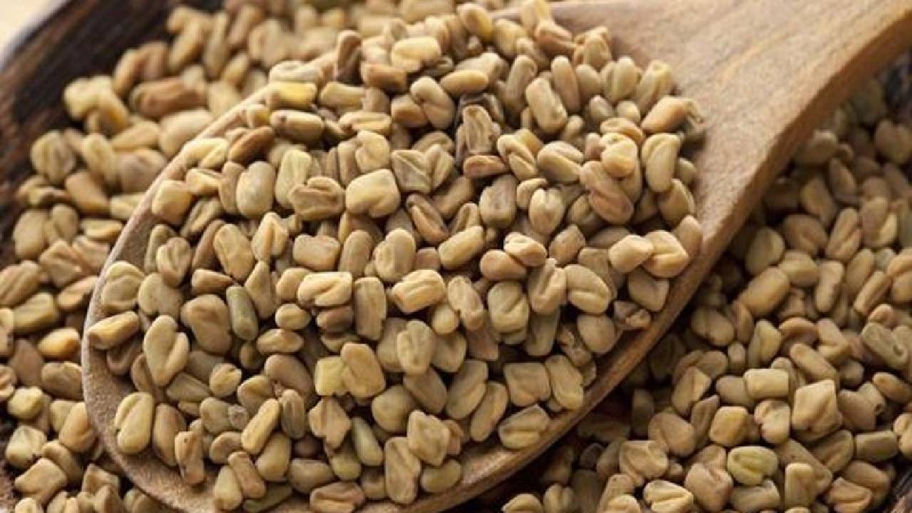 मेथीच्या दाण्यांचा जेल कसा बनवायचा: मेथीच्या दाण्यांचा जेल बनवणे खूप सोपे आहे. यासाठी आपल्याला फक्त पाणी आणि मेथीचे दाणे लागतील. एका भांड्यात चार कप पाणी ओता आणि ते गरम करा. पाणी थोडे कोमट झाल्यावर, त्यात अर्धा कप मेथीचे दाणे घाला.