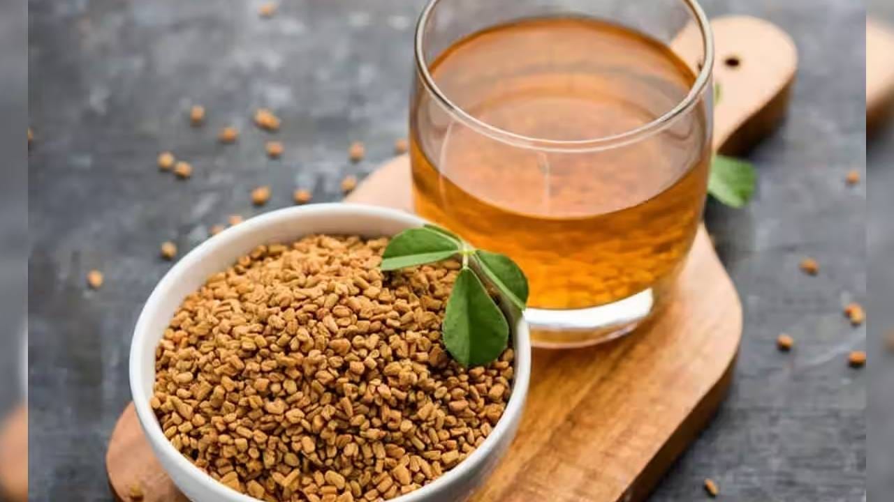 सुकामेवा मध्यम आचेवर उकळा. नाहीतर तो भांड्याच्या तळाला चिकटेल. थोड्या वेळाने पाणी घट्ट होईल आणि जेलीसारखे मिश्रण तयार होईल. मिश्रण घट्ट होताच गॅस बंद करा आणि सुमारे ३० मिनिटे थंड होऊ द्या. त्यानंतर, स्वच्छ सुती कापडाने किंवा कापडाने मिश्रण गाळून घ्या आणि शुद्ध अलसी जेल तयार होईल.