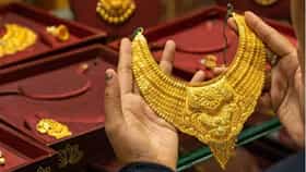 Gold : दिवाळीत सोनं खरेदी करताय? फक्त हॉलमार्क पाहू नका; फसवणूक टाळण्यासाठी ‘हा’ कोड तपासा