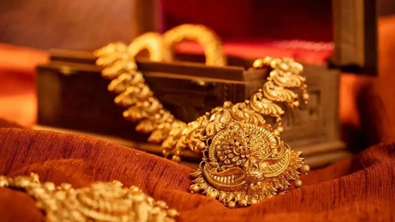सराफाच्या नोंदणी तपशिलांसोबत, सोन्याची शुद्धता, हॉलमार्किंग कोठे केले आहे... यासारखे तपशीलही दिसतील. हॉलमार्किंगची तारीखही दाखवली जाईल. ॲपमधील तपशिलांची तुम्ही खरेदी केलेल्या सोन्याच्या दागिन्यांशी आणि बिलांशी तुलना करा. काही तफावत आढळल्यास काळजी घ्या. तुम्हाला काही शंका असल्यास, तुम्ही BIS मान्यताप्राप्त हॉलमार्किंग केंद्राशी संपर्क साधून त्याची तपासणी करून घेऊ शकता.