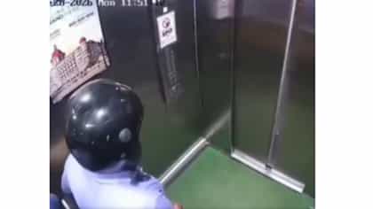 डिलिव्हरी बॉयने लिफ्टमध्ये केले विचित्र कृत्य, CCTV फुटेज समोर....