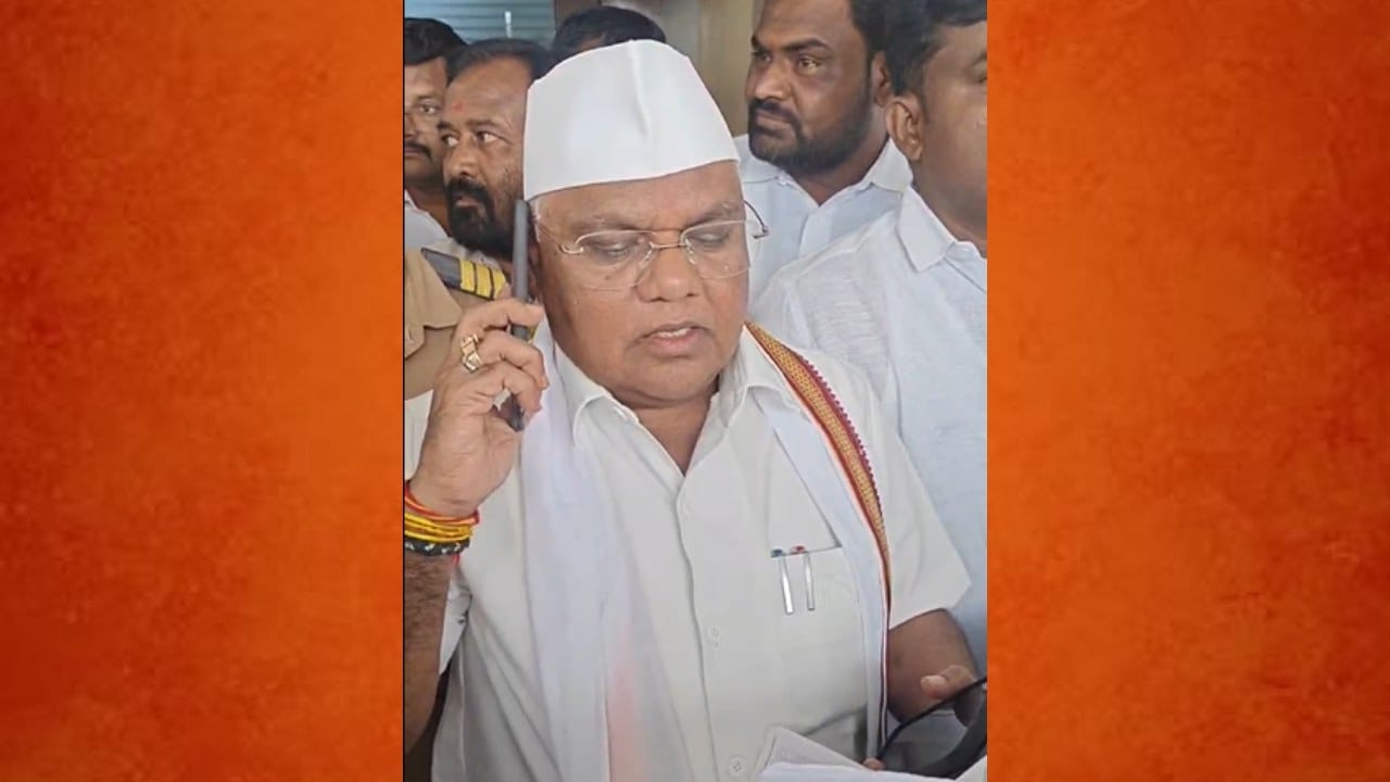 ...तोपर्यंत शेतकऱ्याकडून वसुली नको, आमदार तानाजी सावंत यांनी बँक अधिकाऱ्याला झापले ...तोपर्यंत शेतकऱ्याकडून वसुली नको, आमदार तानाजी सावंत यांनी बँक अधिकाऱ्याला झापले