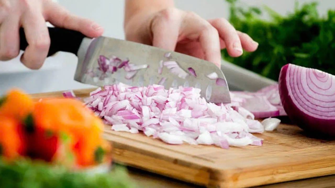 विशेष म्हणजे, ही प्रक्रिया कांद्याच्या नैसर्गिक संरक्षण यंत्रणेचा एक भाग असल्याचं वैज्ञानिक मानतात. कांदा कीटक आणि इतर जीवांपासून स्वतःचं संरक्षण करण्यासाठी अशा रसायनांची निर्मिती करतो. त्यामुळे कांद्याला नुकसान करणाऱ्या जीवांना त्यापासून दूर ठेवण्यास मदत होते.
