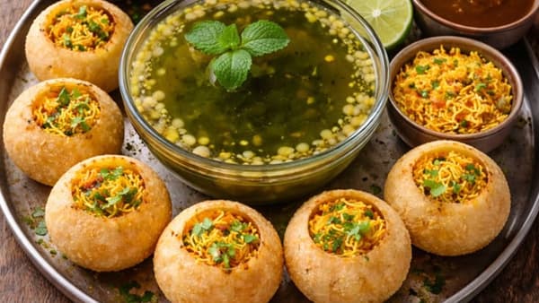 पानीपुरीचं नाव जरी काढलं तरी तोंडाला पाणी सुटतं. मग आठवतो तो पाणीपुरीचा ठेला पाणीपुरी विकणारा भैया. त्यासोबतच त्याचे घाणेरडे हात, मग पाणीपुरी जरी कितीही आवडत असली तरी त्याचे हात बघून कधीकधी खाण्याची इच्छाचं मरून जाते.