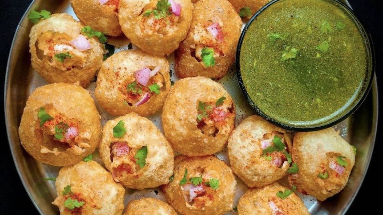 सर्वात आधी पुदिना,कोथिंबीर, आलं,हिरवी मिरची आणि चिंचेचा पेस्ट मिक्सरमध्ये घ्या. हे सगळं व्यवस्थित बारीक करून गुळगुळीत हिरवट पेस्ट तयार करा. आता ही पेस्ट एका भांड्यात काढून घ्या.